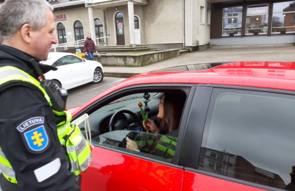 Kovo 8-osios proga - išskirtinis policijos pareigūnų dėmesys vairuotojoms 