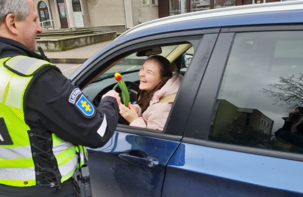 Kovo 8-osios proga - išskirtinis policijos pareigūnų dėmesys vairuotojoms 