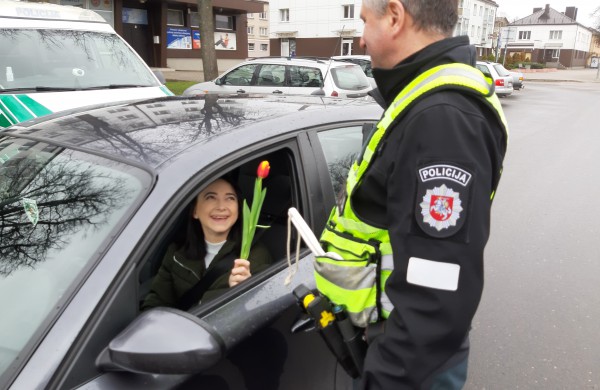 Kovo 8-osios proga - išskirtinis policijos pareigūnų dėmesys vairuotojoms 