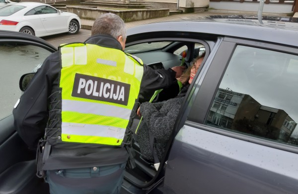 Kovo 8-osios proga - išskirtinis policijos pareigūnų dėmesys vairuotojoms 