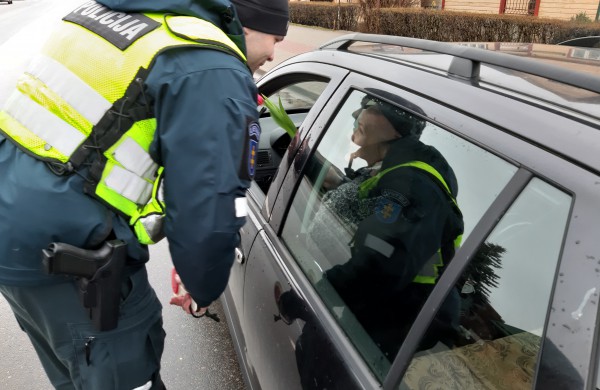 Kovo 8-osios proga - išskirtinis policijos pareigūnų dėmesys vairuotojoms 