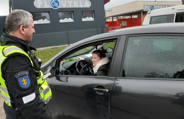 Kovo 8-osios proga - išskirtinis policijos pareigūnų dėmesys vairuotojoms 