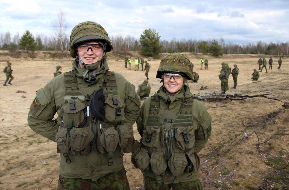 „Šauktiniai“ ir tuo patenkinti: jaunų kariuomenės inžinierių pasakojimas apie pirmuosius žingsnius kariuomenėje, apie iššūkius ir apie ką karys dažniausiai galvoja apkasuose