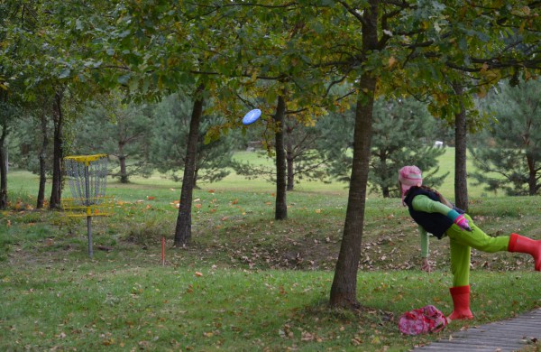 Atnaujintame diskgolfo parke – keturios dešimtys varžybų dalyvių