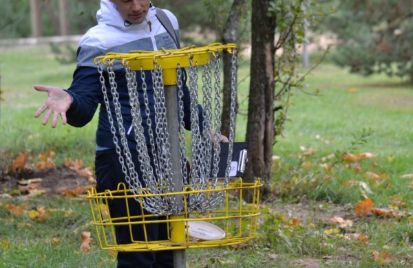 Atnaujintame diskgolfo parke – keturios dešimtys varžybų dalyvių