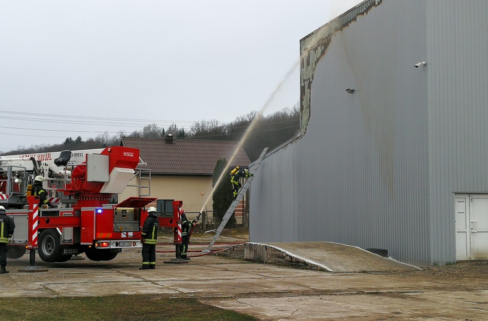 Autoservise užsiliepsnojo  padangos