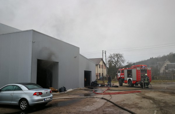 Autoservise užsiliepsnojo  padangos