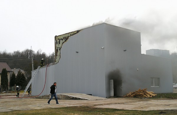 Autoservise užsiliepsnojo  padangos