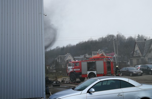 Autoservise užsiliepsnojo  padangos