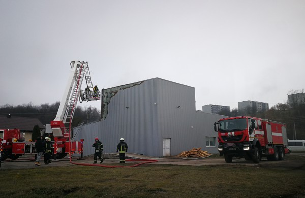 Autoservise užsiliepsnojo  padangos