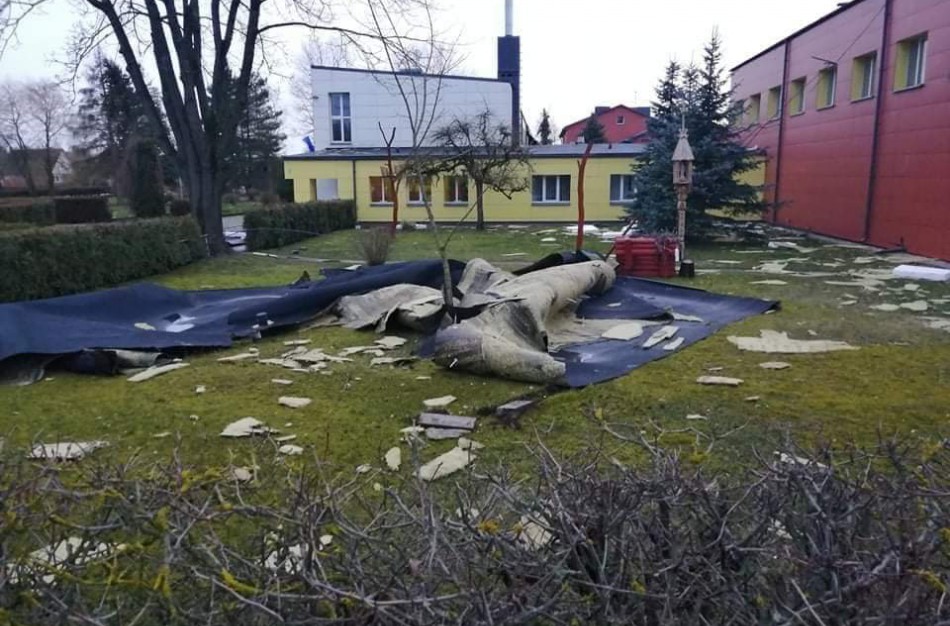 Vėjas jau pridarė žalos Jonavos rajone: nuplėštas Panoterių mokyklos stogas