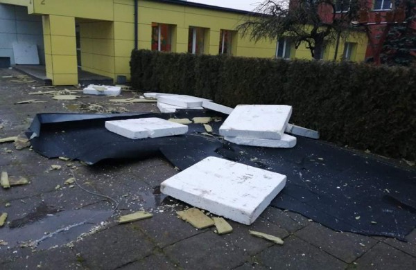 Vėjas jau pridarė žalos Jonavos rajone: nuplėštas Panoterių mokyklos stogas