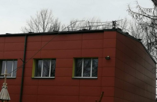 Vėjas jau pridarė žalos Jonavos rajone: nuplėštas Panoterių mokyklos stogas