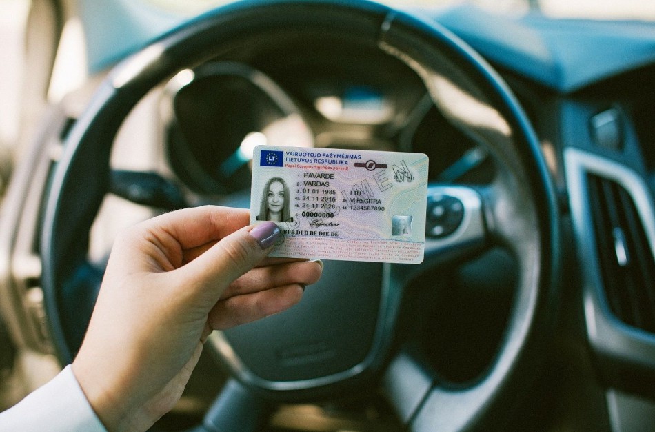 „Regitra“ vairuotojo pažymėjimus pristatys ne tik į namus, bet ir į paštomatus