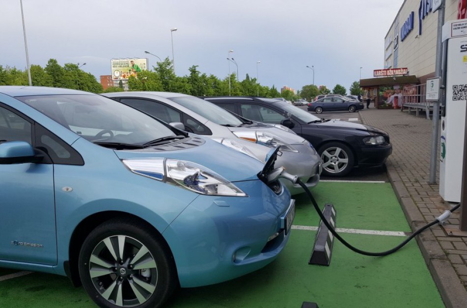 Pirkti elektromobilius gyventojus skatins kompensacinės išmokos