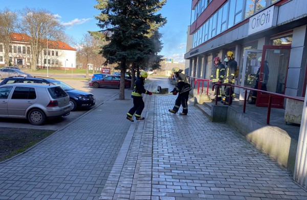 Sujudimas Vasario 16-osios gatvėje: pranešta apie japonų greito maisto restorane kilusį gaisrą