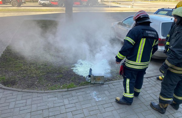 Sujudimas Vasario 16-osios gatvėje: pranešta apie japonų greito maisto restorane kilusį gaisrą