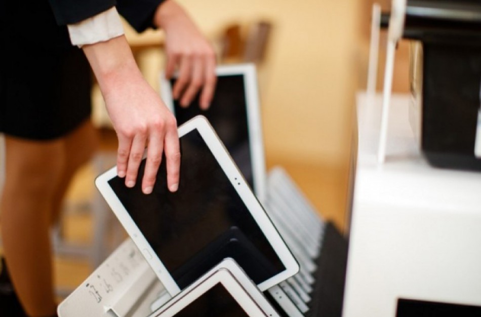 Švietimo ministerija įsigis 35 tūkst. kompiuterių, taip pat prašo verslo ir visuomenės pagalbos