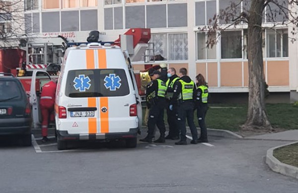Gelbėjimo tarnybos skubėjo į Panerių gatvę: pranešta apie nusižudyti ketinantį asmenį