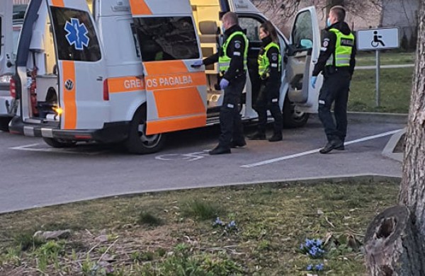 Gelbėjimo tarnybos skubėjo į Panerių gatvę: pranešta apie nusižudyti ketinantį asmenį