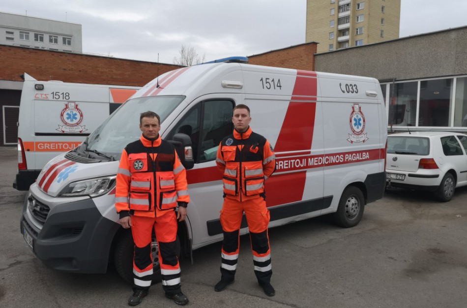 Su COVID-19 kovoti padeda ir būsimieji kariuomenės paramedikai