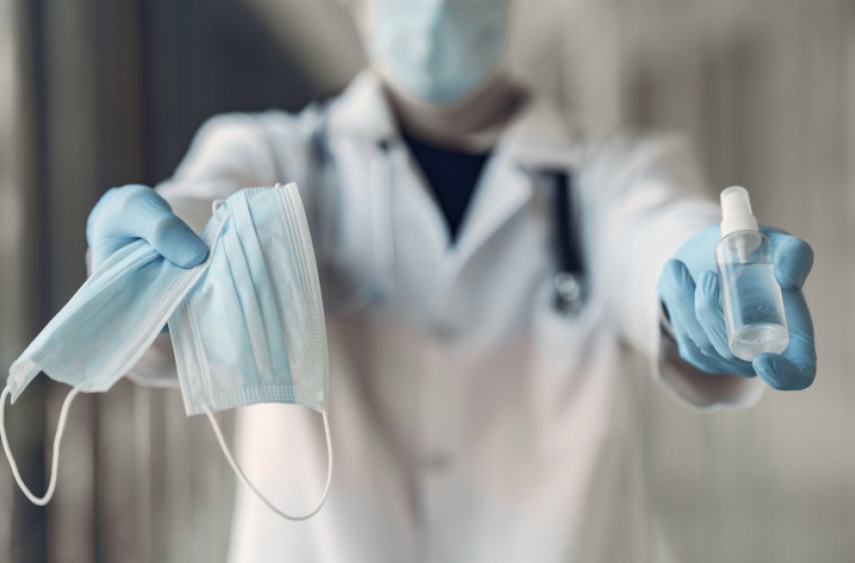 Iš Kinijos vėl atskraidinta daugiau nei 40 tonų apsaugos priemonių medikams