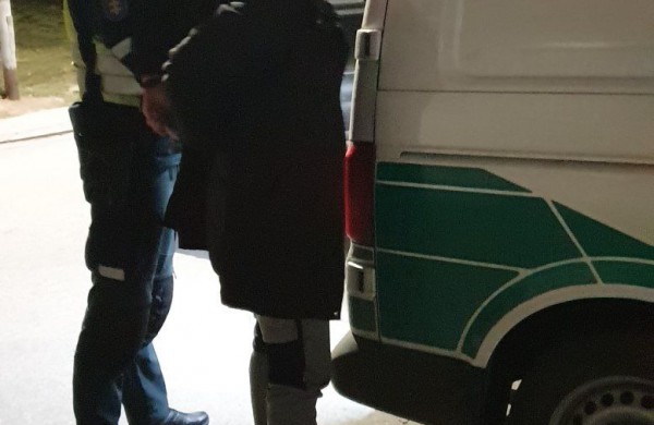 Įžūliai parduotuvę Kėdainių r. apšvarinę vyrai sulaikyti Jonavoje: vienas slėpėsi po lova 