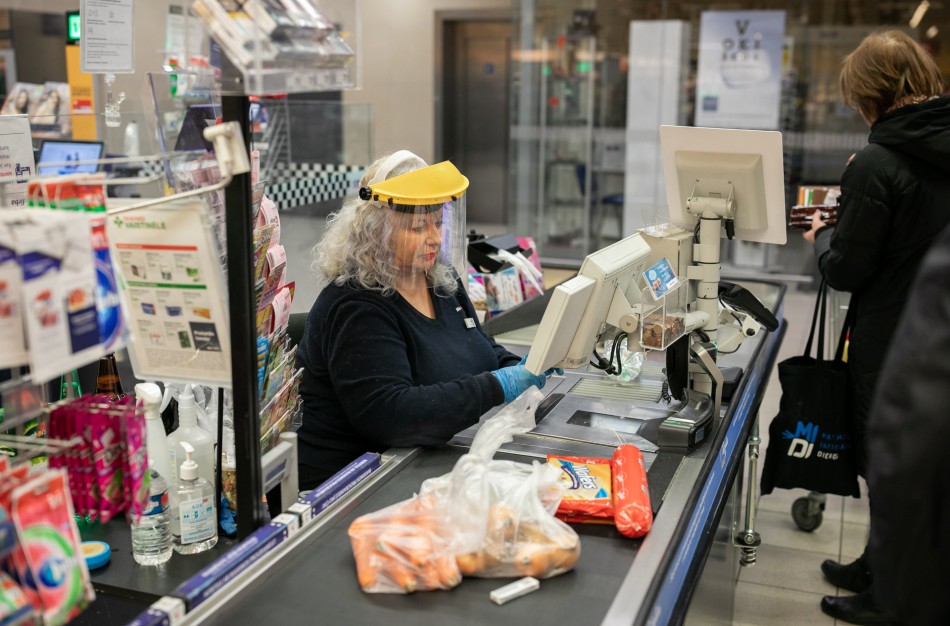 „Maximos“ darbuotoja kreipiasi į pirkėjus: saugokime vieni kitus