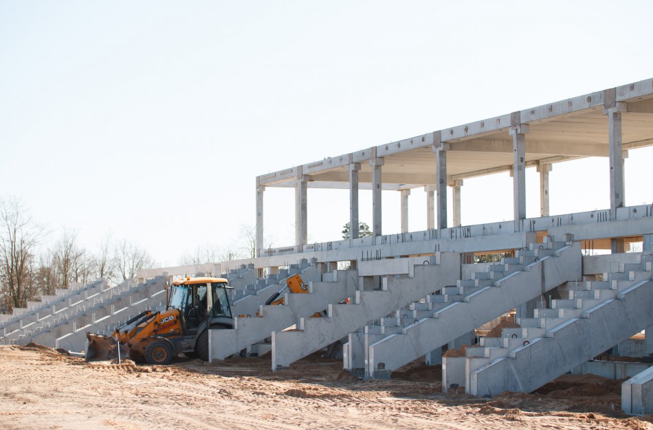 Tęsiasi darbai Jonavos stadiono statybvietėje 