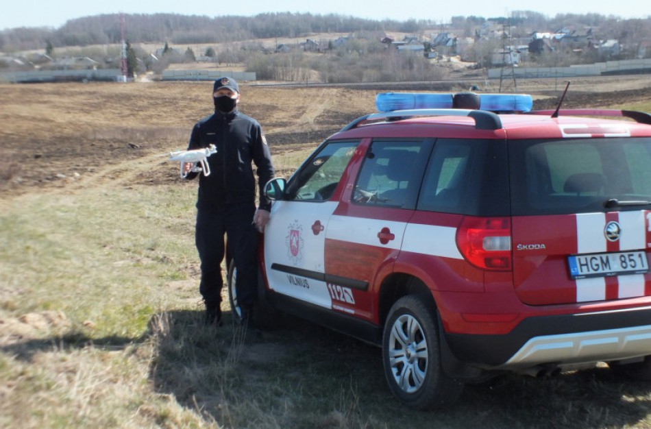 Bepilotės skraidyklės padeda fiksuoti pernykštės žolės gaisrus ir padegėjus  