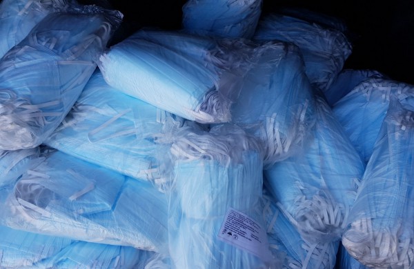 Iš kur vyras, pardavinėjęs tūkstančius medicininių kaukių jas gavo, pareigūnai aiškinasi