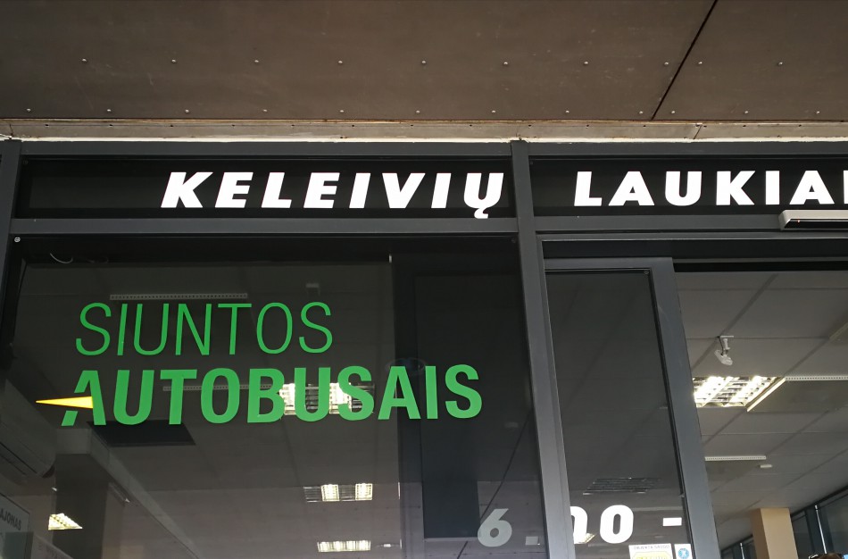 Autobusuose privalomos kaukės, atnaujinama siuntų veikla 