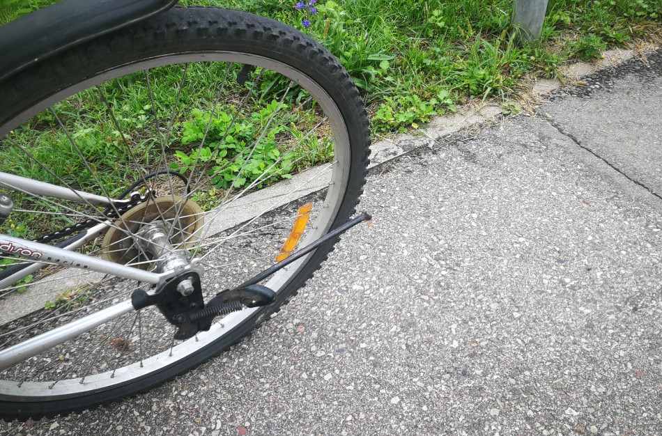 Užusalių kaime neblaivus dviratininkas atsitrenkė į automobilį