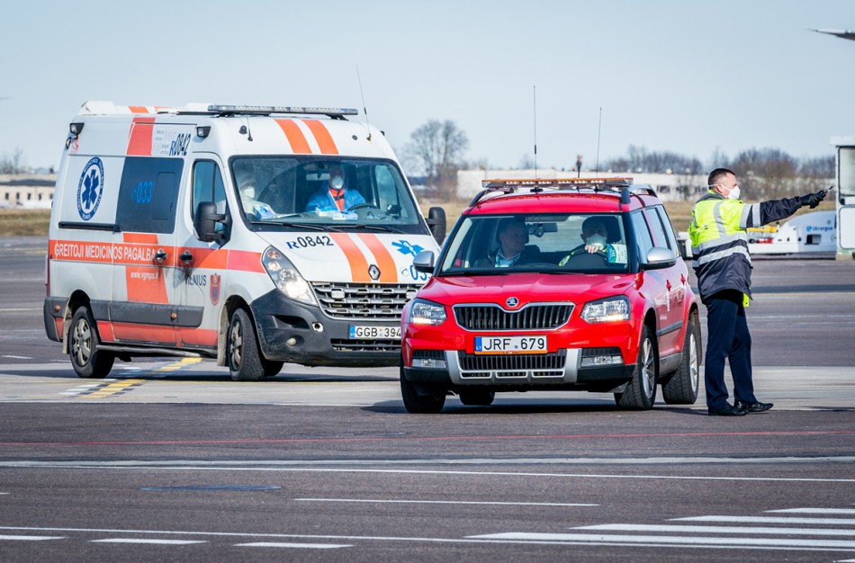 Akistata su Covid-19: į Lietuvos oro uostus greitoji skubėjo daugiau kaip septyniasdešimt kartų