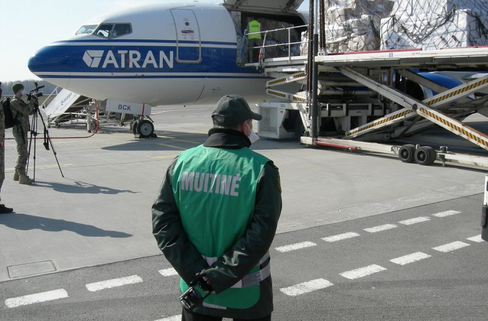 Muitinė: nuo karantino pradžios į Kauno oro uostą atkeliavo 287 tonos medicininės paskirties priemonių