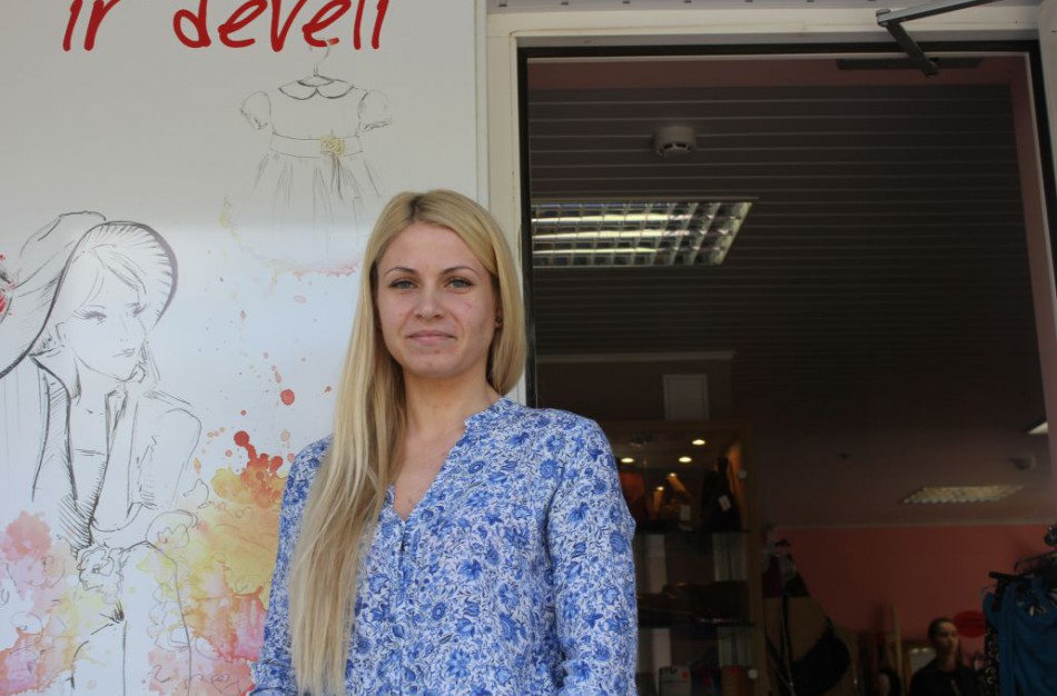 Verslininkė parduodamus drabužius skaičiuoja kilogramais