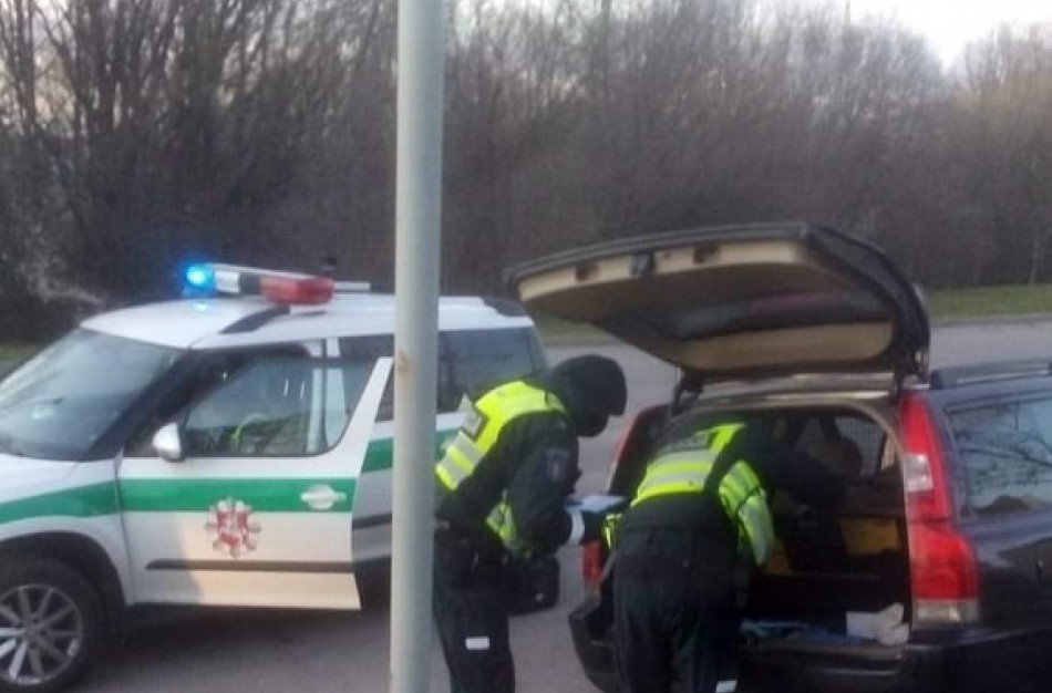 Girto vairuotojo kelionę užbaigė policijos pareigūnai
