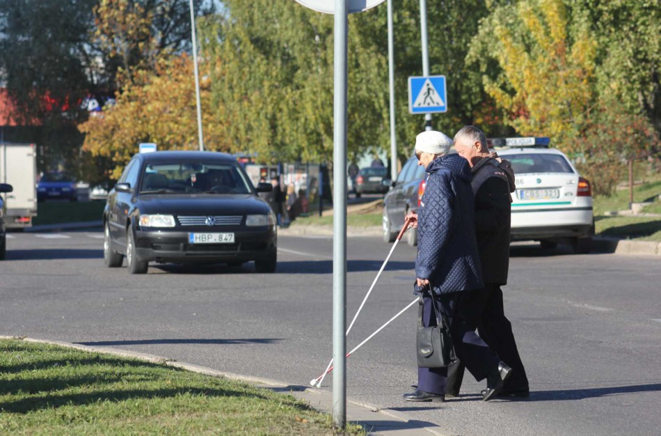 Balta lazdelė? Sustoti būtina, net jei ji – ne pėsčiųjų perėjoje