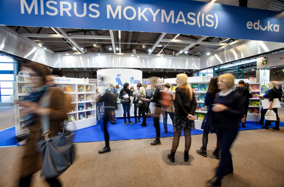 Nuotolinio mokymo pamokos: mokosi ir vaikai, ir mokytojai