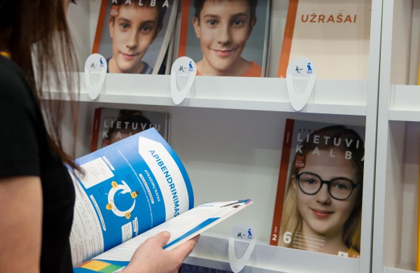 Nuotolinio mokymo pamokos: mokosi ir vaikai, ir mokytojai