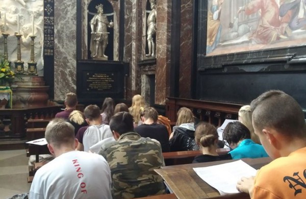 Nuotolinio mokymo pamokos: mokosi ir vaikai, ir mokytojai