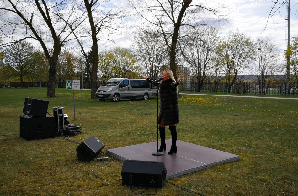 Staigmena medikams: tiesiai prieš gydymo įstaigų langus  -  Mia koncertas