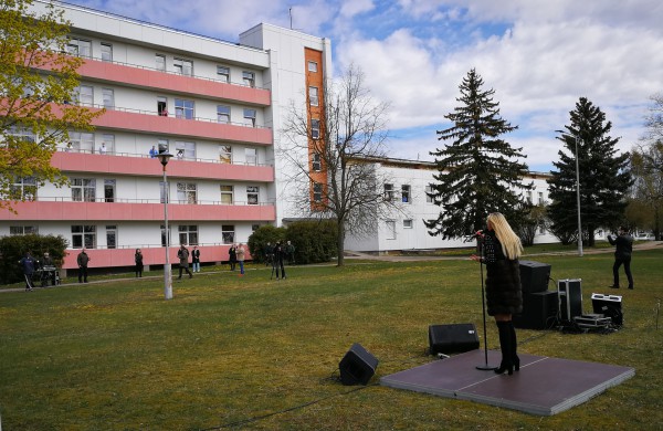 Staigmena medikams: tiesiai prieš gydymo įstaigų langus  -  Mia koncertas