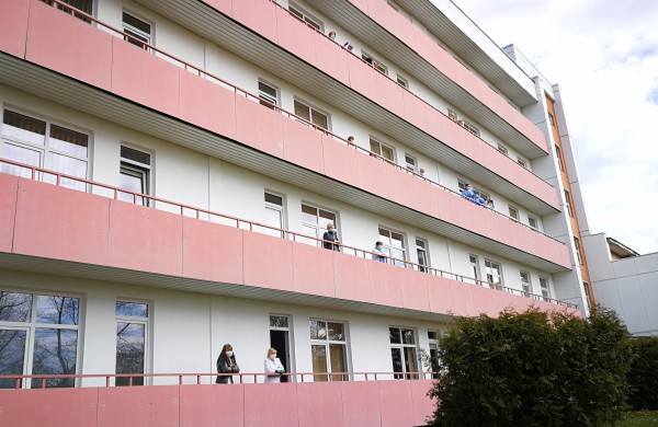 Staigmena medikams: tiesiai prieš gydymo įstaigų langus  -  Mia koncertas