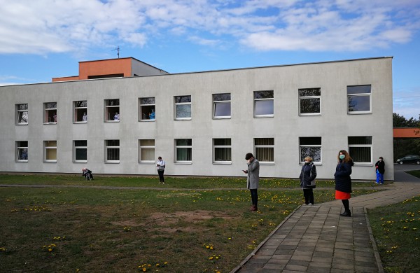 Staigmena medikams: tiesiai prieš gydymo įstaigų langus  -  Mia koncertas