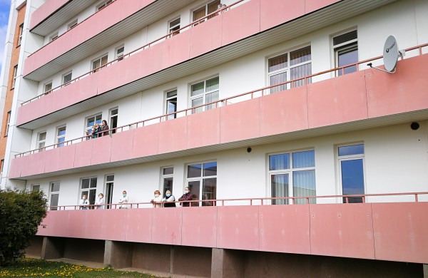 Staigmena medikams: tiesiai prieš gydymo įstaigų langus  -  Mia koncertas