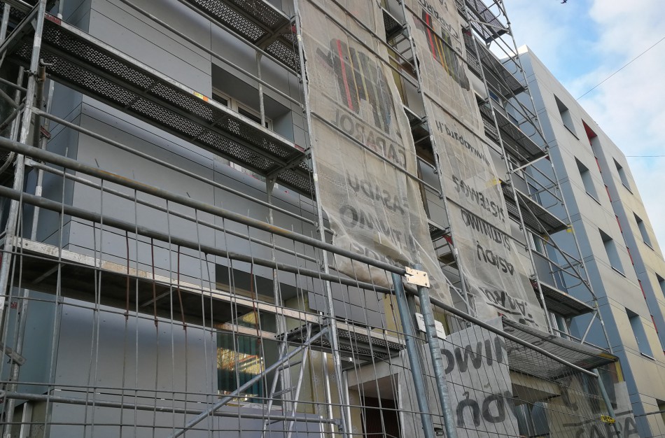 Karantino įtakos daugiabučių renovacijai: darbininkų nebetrūksta, bet stipriai vėluoja medžiagos