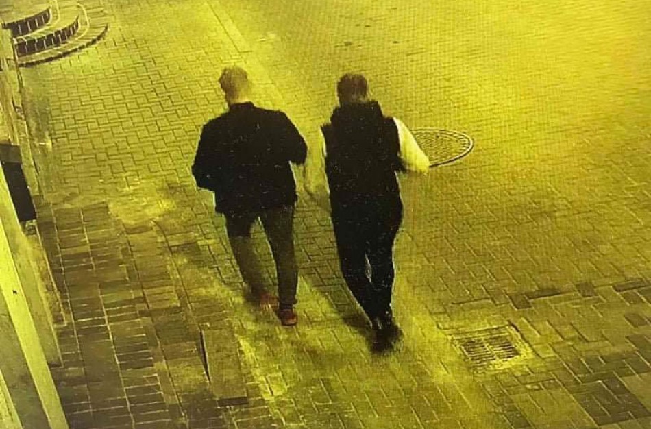 Vaizdo kameros užfiksavo chuliganiškai besielgiantį vyrą: gal atpažįstate jį bei jo bendrakeleivį?