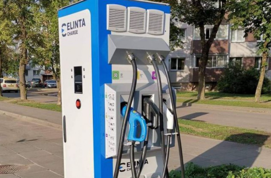 Elektromobilių įkrovimas: savivaldybės diskriminuoja vairuotojus su negalia