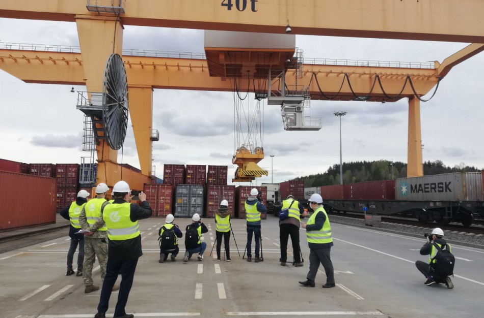 Apsaugos priemonės medikams pradeda keliauti ir traukiniais